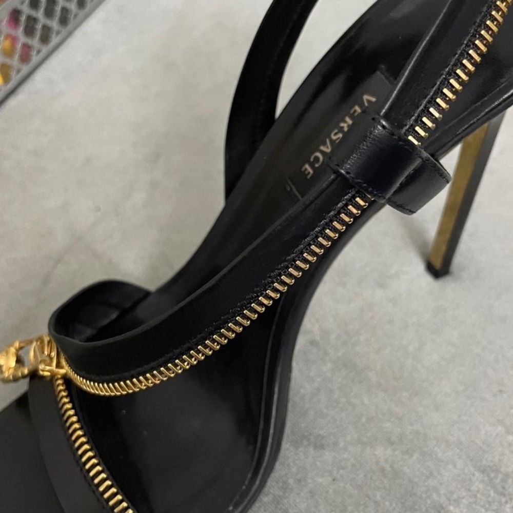 Versace - Picture 2 of 7